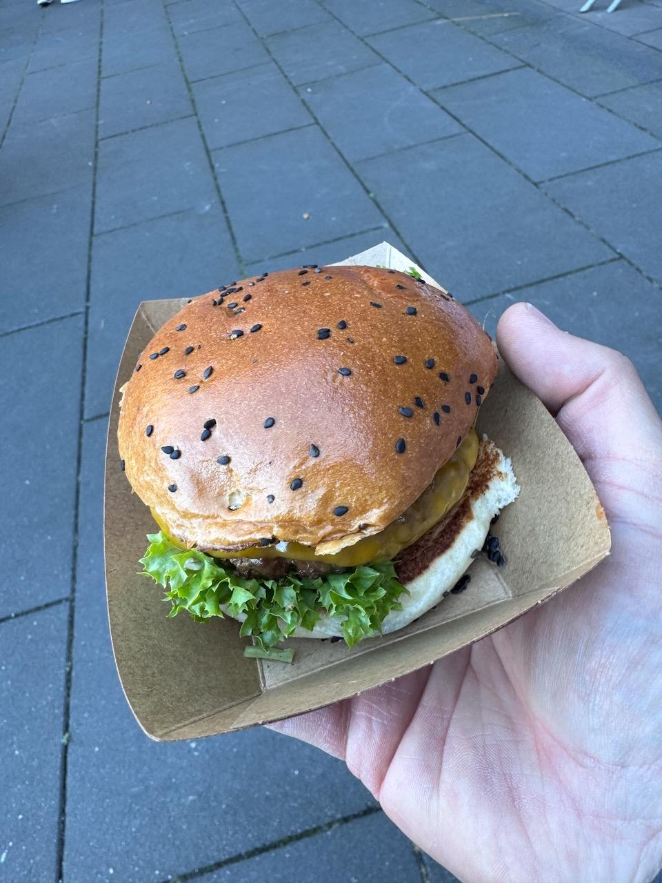 Burger von Beefbusters in einer Pappschale bei der RTL NFL Watch Party