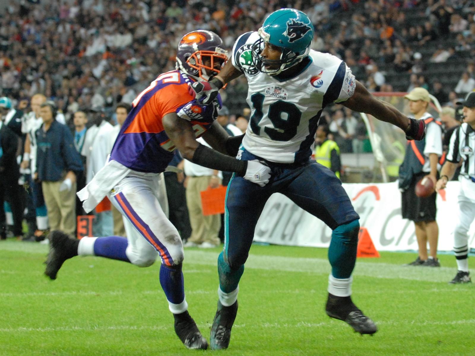 Marcus Maxwell im weißen Trikot der Hamburg Sea Devils mit der Nummer 19 im Zweikampf mit einem Spieler von Frankfurt Galaxy, 2007.