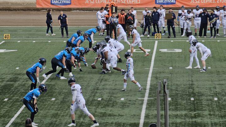 Warsaw Eagles in weißen Trikots in Shotgun-Formation gegen die Panthers Wrocław im März 2026
