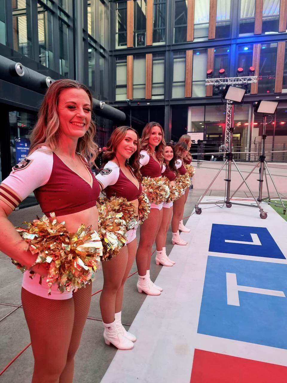 Cheerleader von Rhein Fire mit goldenen Pompons im RTL-Sendezentrum Köln