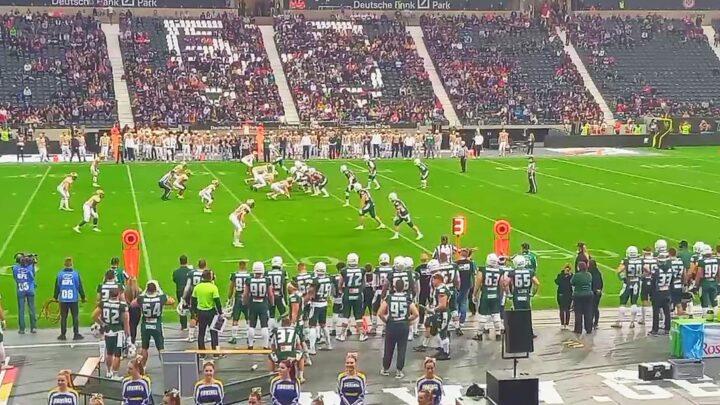 Schwäbisch Hall Unicorns und Dresden Monarchs beim German Bowl 2021, mit Teamzone und Publikum.