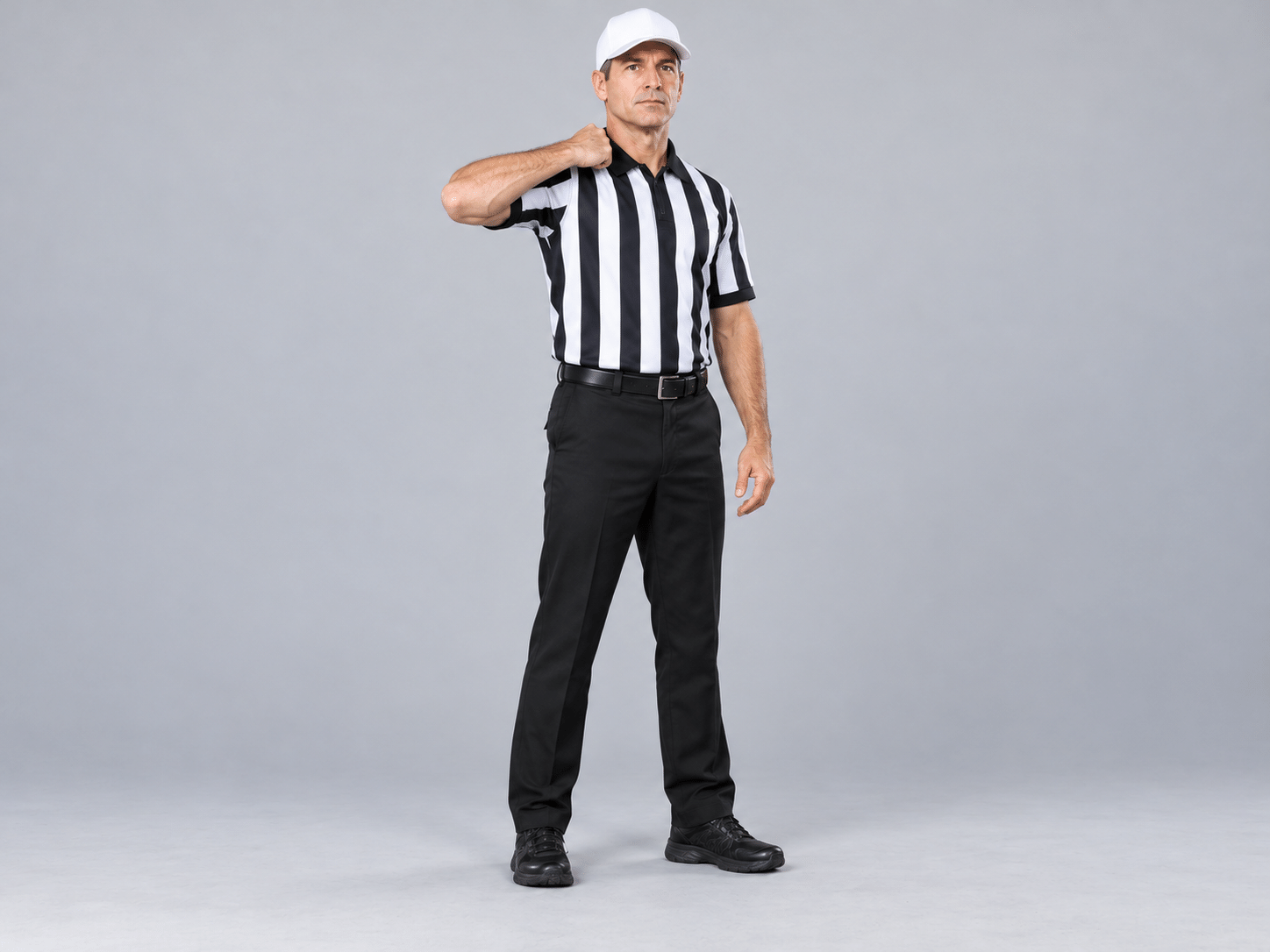 KI-Fotodarstellung: Whitehat zeigt Horse-Collar Tackle. An den eigenen Kragen greifen und eine Zugbewegung zeigen. Das abgebildete spezifische Signal ist IFAF 25.