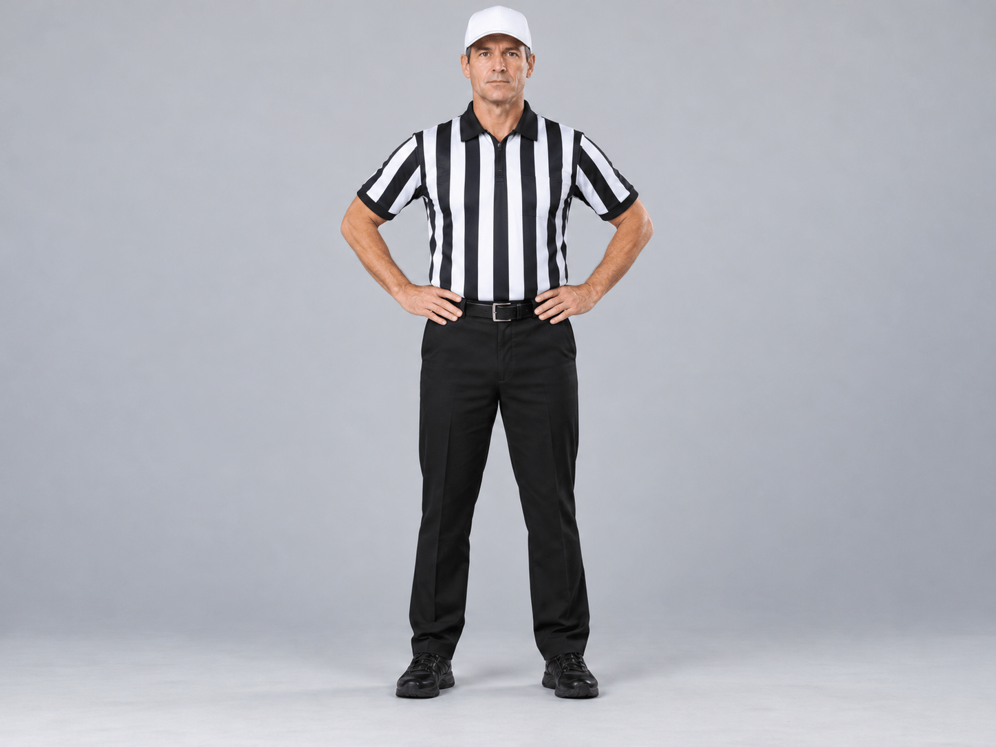 KI-Fotodarstellung: Whitehat zeigt Offside / Encroachment / Neutral Zone Infraction. Beide Hände an die Hüften. In der NFL auch Encroachment und Neutral Zone Infraction; das Zeichen allein trennt diese Fouls nicht.