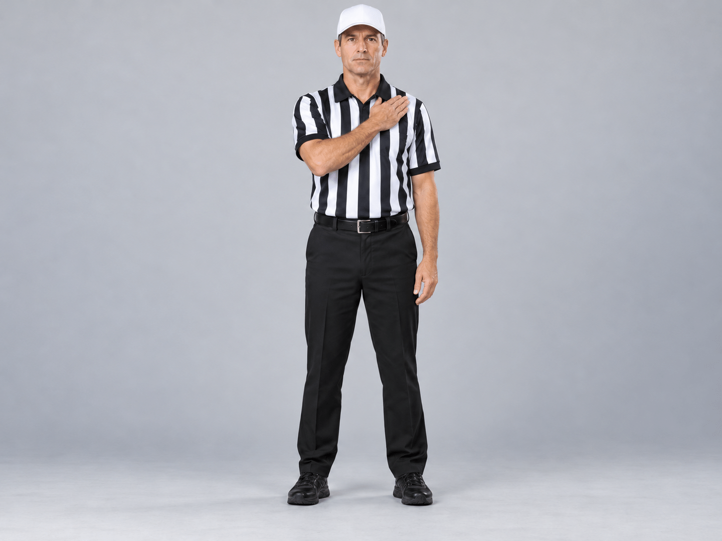 KI-Fotodarstellung: Whitehat zeigt Wechselverstoß / Too Many Players – IFAF. Eine Hand an die gegenüberliegende Schulter. IFAF-Wechselverstoß; die konkrete Einordnung hängt von der Situation ab.