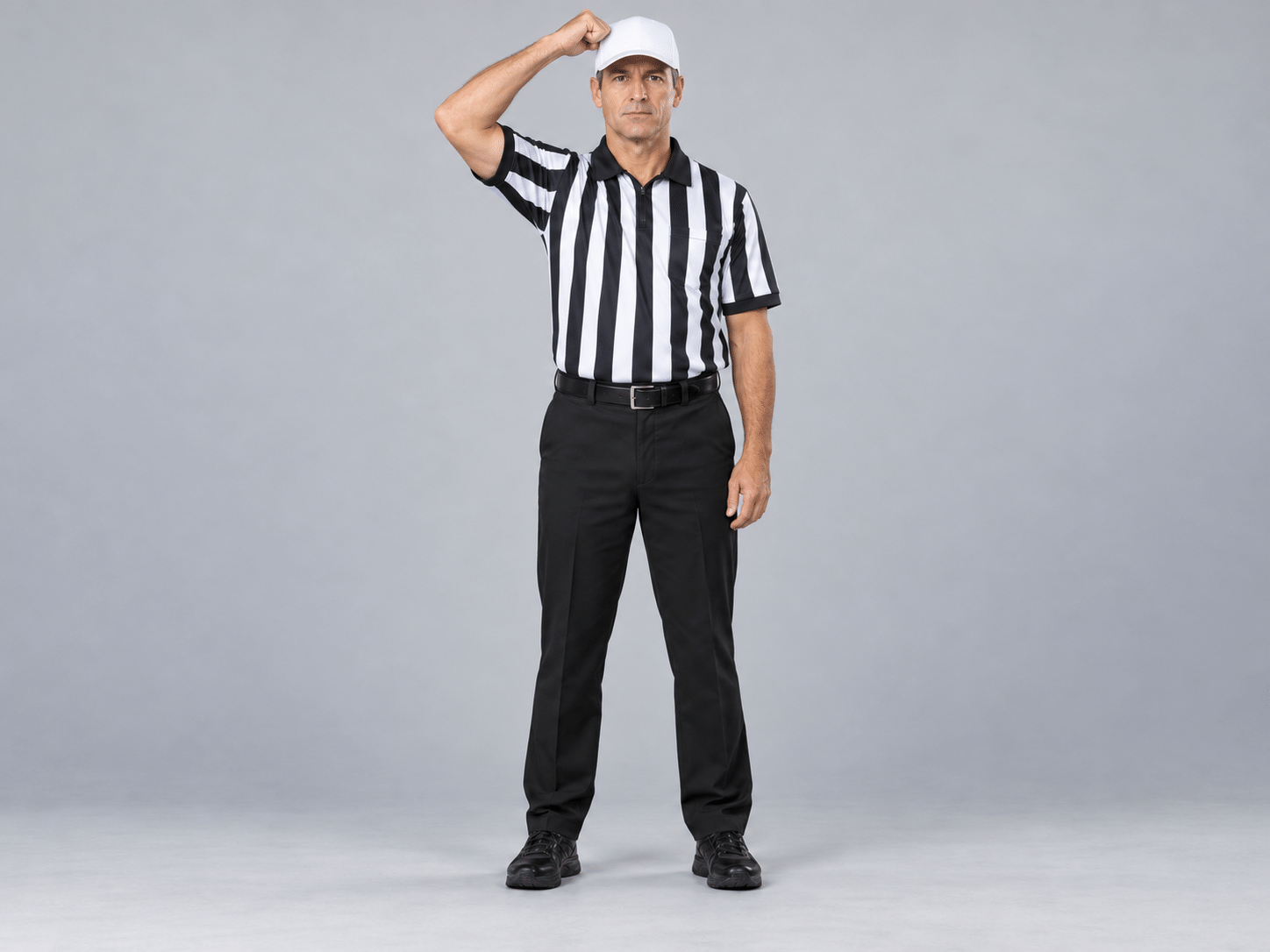 KI-Fotodarstellung: Whitehat zeigt Targeting – IFAF. Mit einer Faust gegen den Kopf beziehungsweise die Kappe tippen. IFAF-Signal, kein gleichnamiges NFL-Foulzeichen.