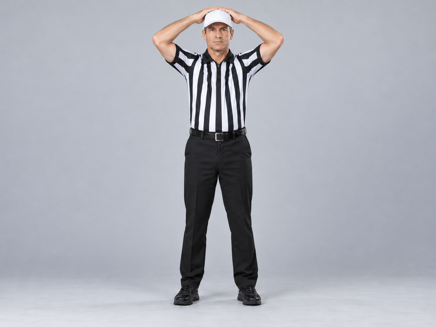 KI-Fotodarstellung: Whitehat zeigt Too Many Players – NFL. Beide Hände oben auf die Kappe legen. NFL-Signal für Wechselverstöße beziehungsweise zu viele Spieler.